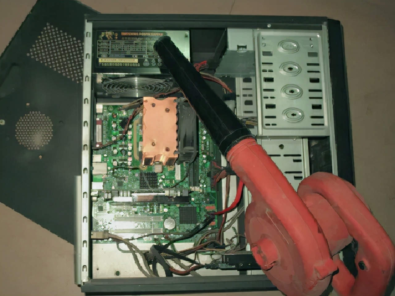 台式电脑开机噪音大嗡嗡响,电脑主机嗡嗡响不开机怎么办