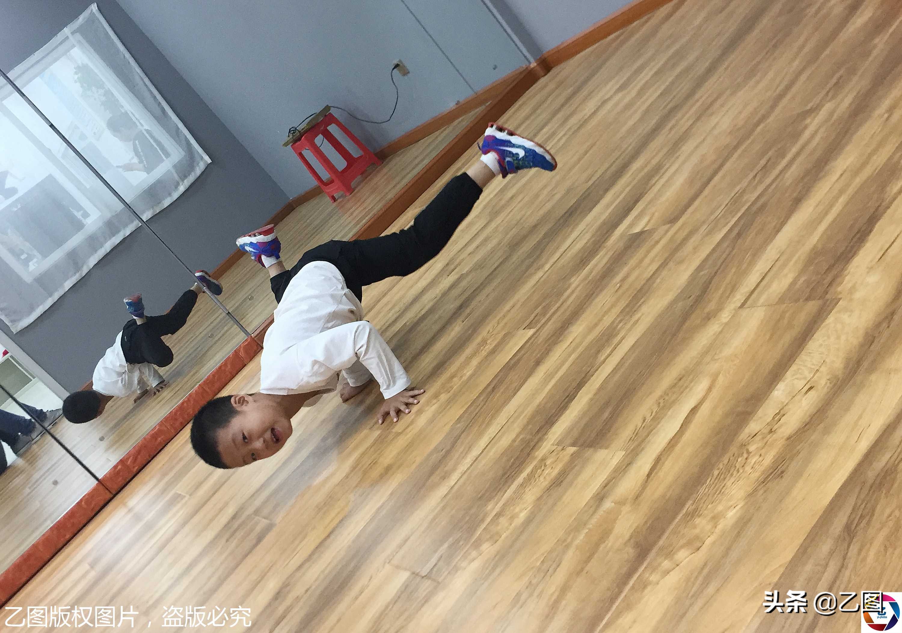 沈阳男童跳街舞视频,13岁男孩跳街舞获得冠军