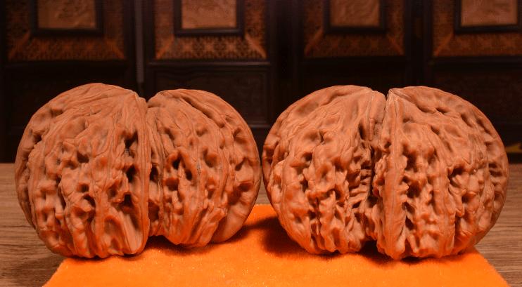 这些怪模怪样的文玩，却受到大家热烈欢迎的追捧，价值还不菲呢