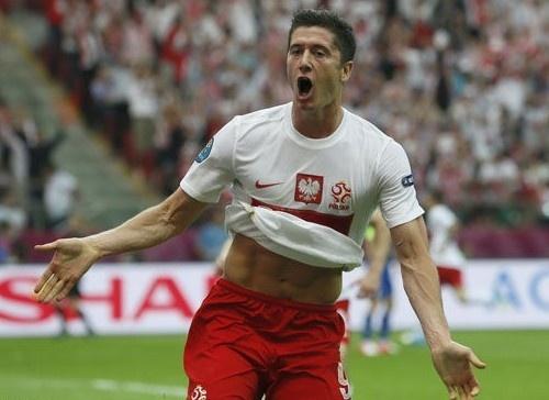 2016年欧洲杯C罗集锦,fifa足球世界锦标赛c罗夺冠举奖杯