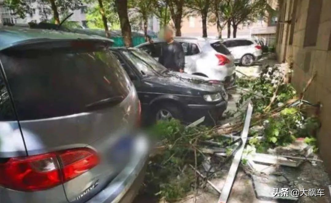 窗户掉落砸坏车辆怎么处理,窗户被风刮掉了砸坏车辆谁负责