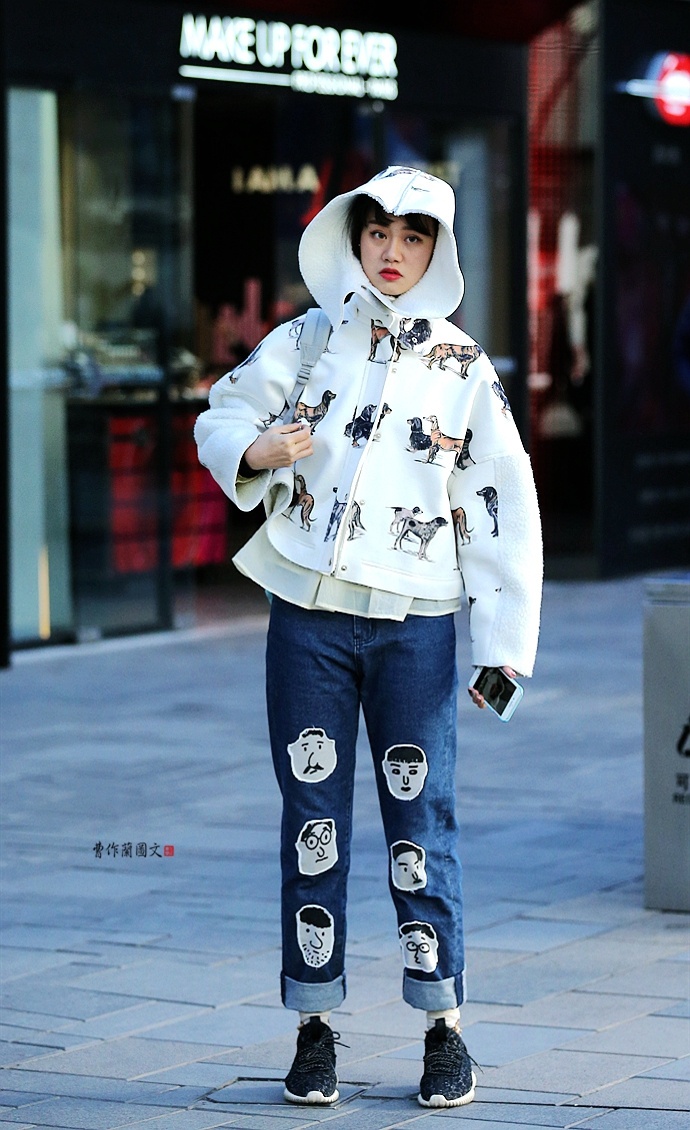 街拍牛仔裤美女走路视频大全,街拍牛仔裤和裙子美女你会选择谁