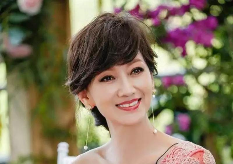 “最年轻岳母”走红，抱娃和女婿同框像一家三口，女儿：压力好大