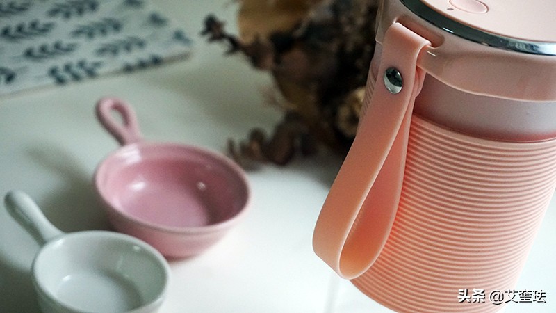 摩飞便携杯怎么榨甘蔗汁,摩飞榨果汁的杯怎么用