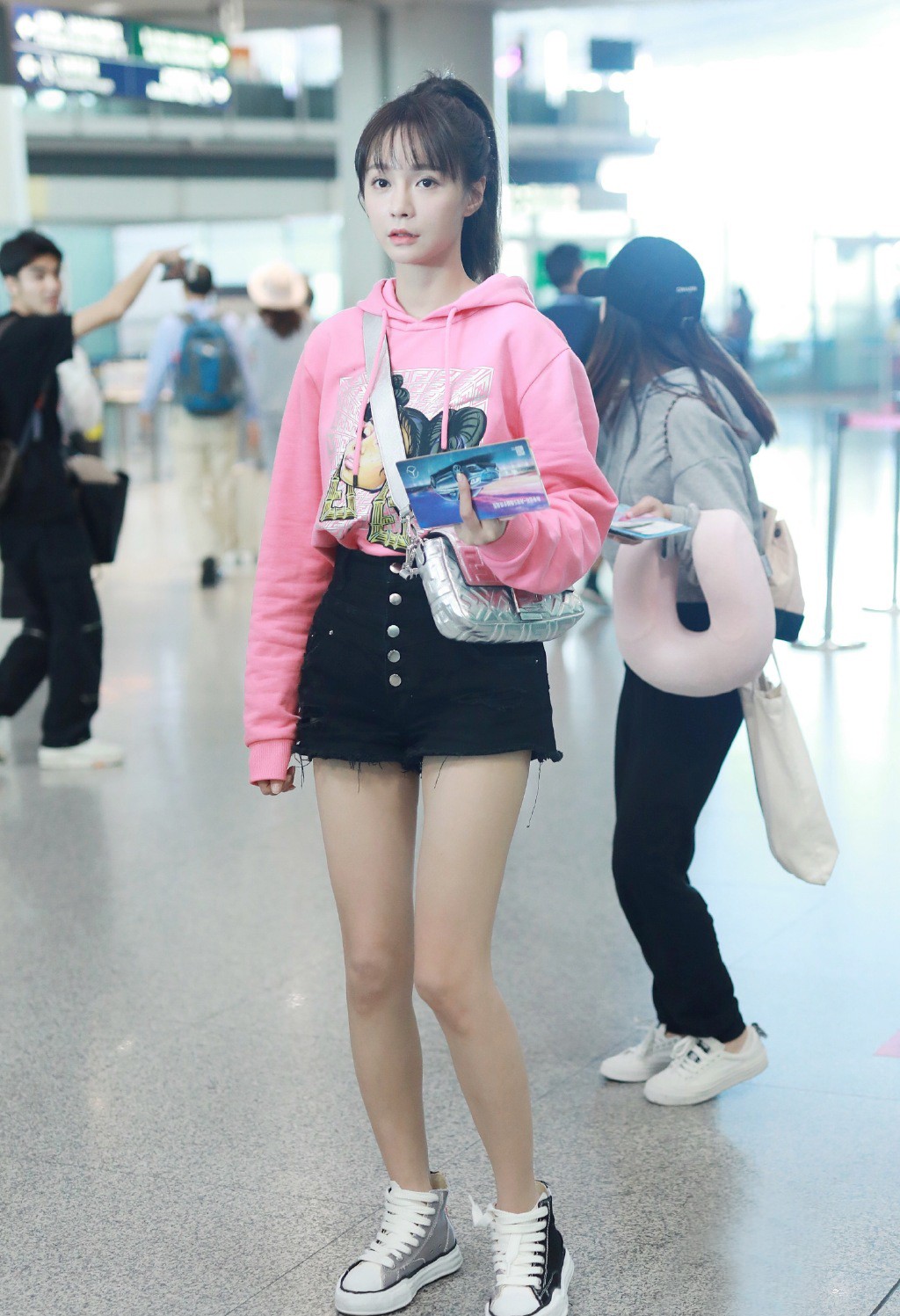 沈梦辰穿短款上衣秀小蛮腰,沈梦辰穿粉色外套配破洞牛仔裤