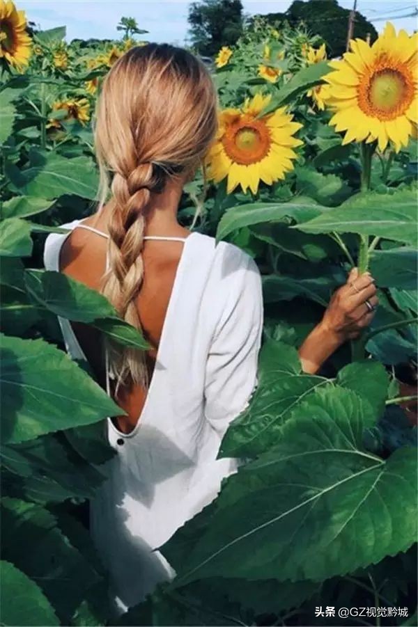 拍照时怎样克服不看镜头的尴尬感,解决拍照尴尬的技巧