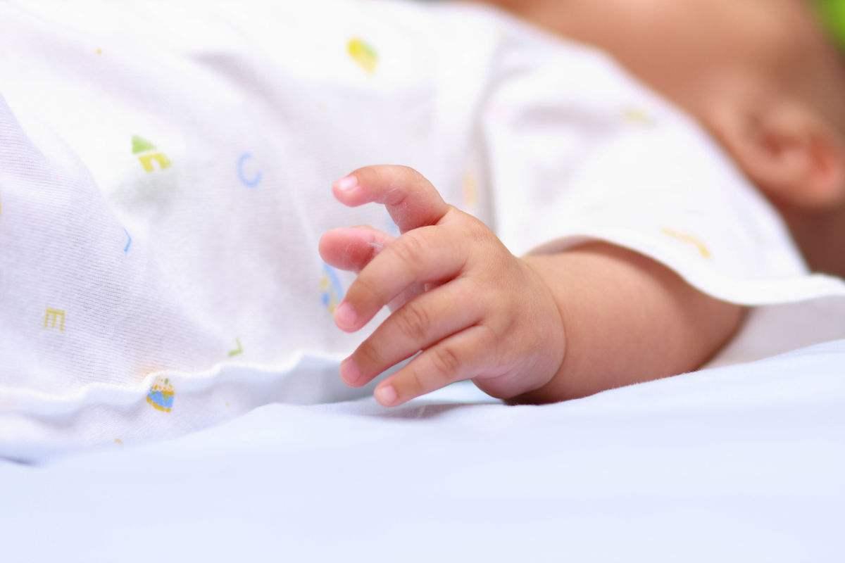 新生儿出生5天尿布有血迹正常吗,刚出生6天的宝宝换尿布老是哭