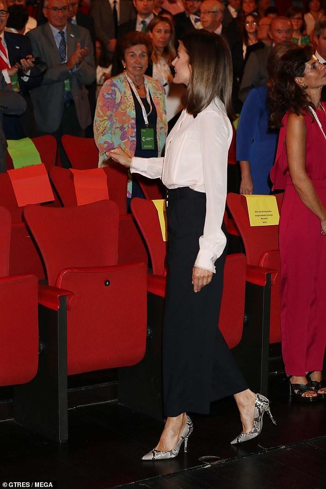 蕾蒂齐亚王后最新穿搭,45岁莱蒂齐亚王后穿衣搭配