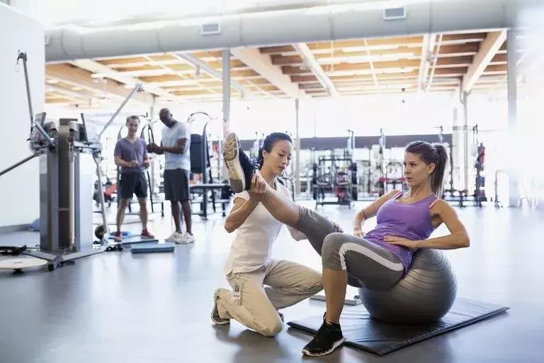 物理治疗，脊柱侧弯、骨盆前倾背后的大生意｜GymSquare