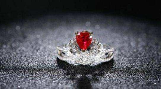 为什么铬元素能把无色的刚玉,变成“价值连城”的红宝石?
