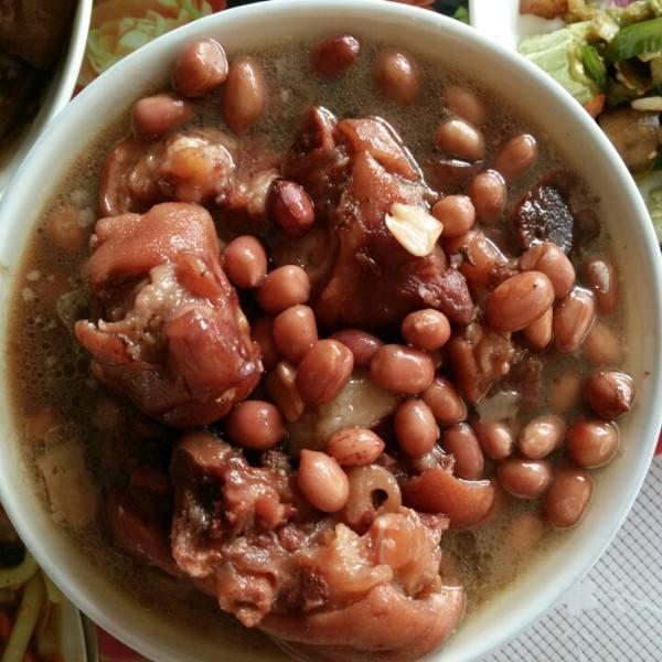 猪蹄炖香菇猪蹄要焯水吗,猪蹄炖出来有一股腊肉味