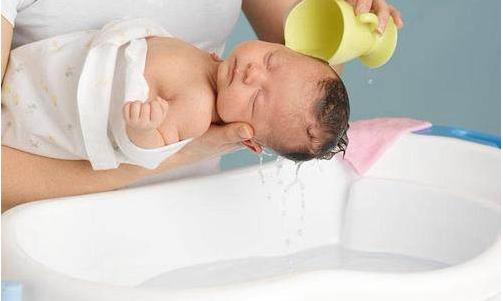 宝宝脏了怎样清洗干净,小月龄宝宝下半身怎么清洗