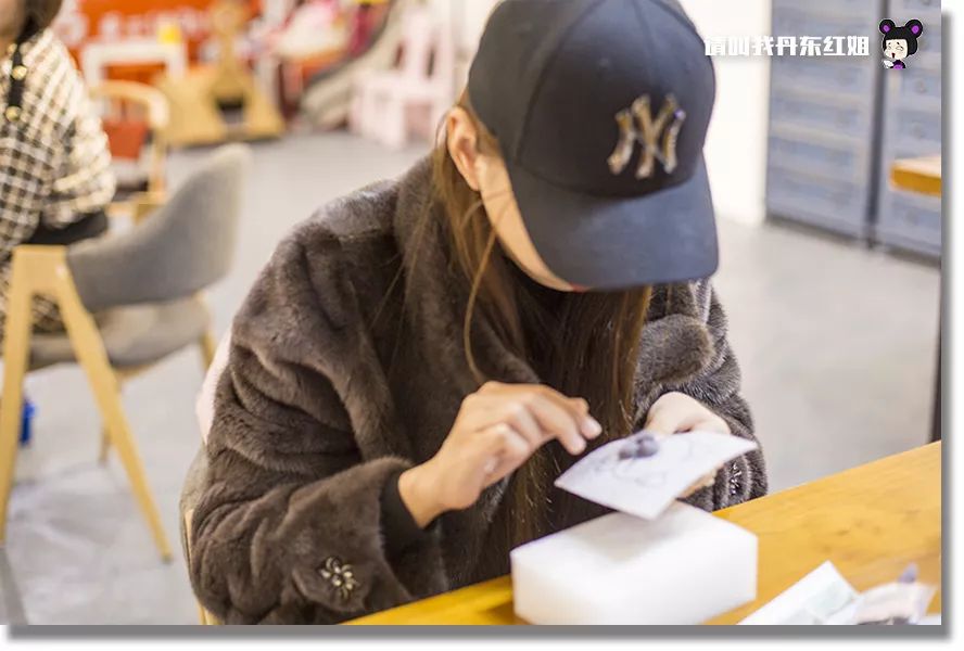 小情侣闺蜜居然在小屋鼓捣一下午，弄出了这个？