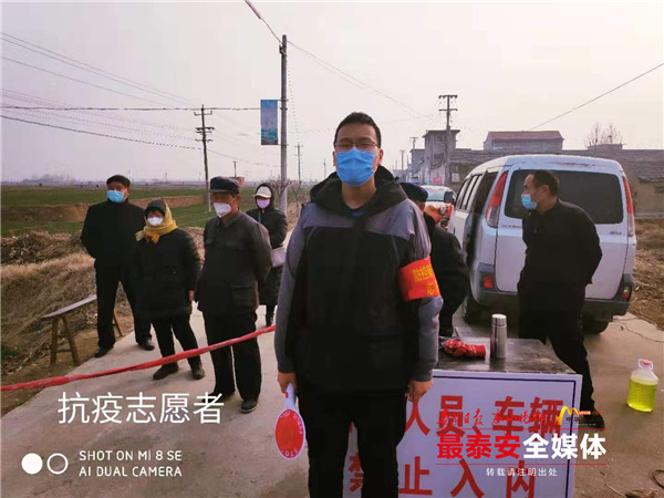 一家人齐上阵当志愿者,抗疫一线一家四口齐上阵