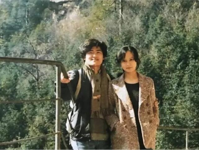 嗜酒、患不死癌症、一人领结婚证，刘欢如何从被封杀成音乐教父？