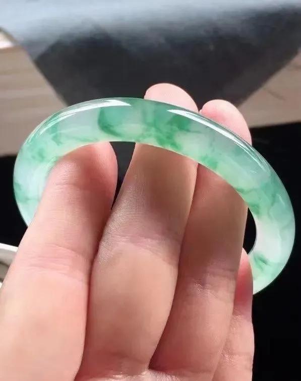 婆婆送的老翡翠手镯,婆婆送百年翡翠手镯
