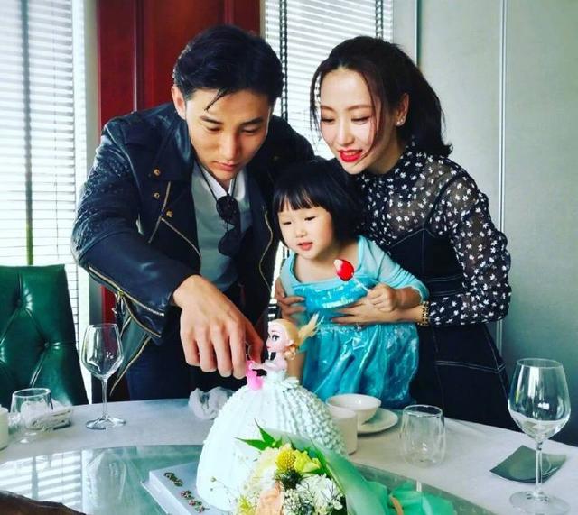 曾被成龙捧红却为家庭放弃,24岁被成龙捧红的女星