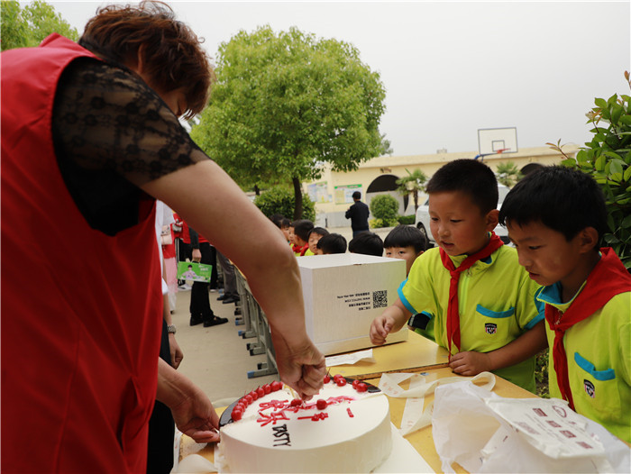 六一儿童节献爱心慰问活动,关爱困境儿童六一慰问暖童心
