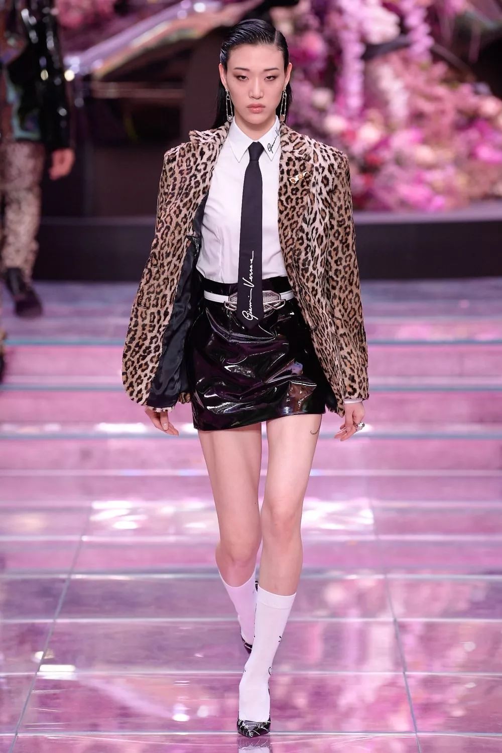 范思哲2018米兰春夏男装大秀,范思哲创意总监donatellaversace