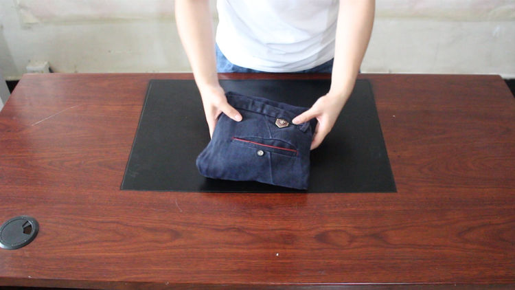 叠牛仔裤的简单叠法,叠短牛仔裤小技巧