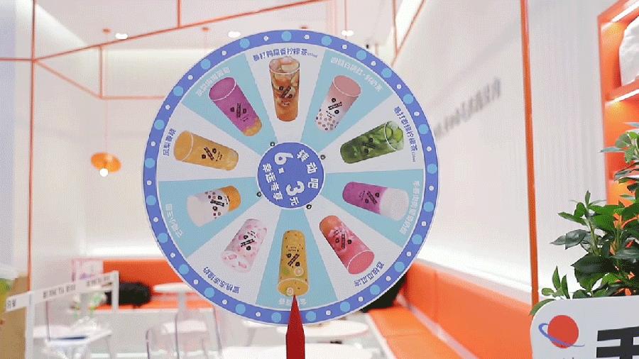 水果怼怼怼怼怼到爆汁，这家“超给力”的水果茶，6.3元限时喝