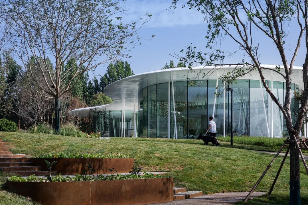 消隐在自然山水之中的四季花房丨青岛万科·四季草堂