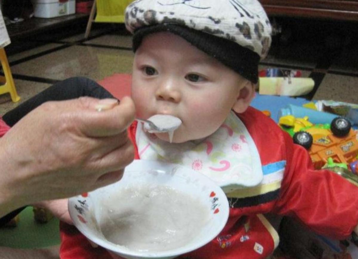 婴儿米粉买自己磨的好还是罐装好,宝宝米粉是自己磨的好还是买的好