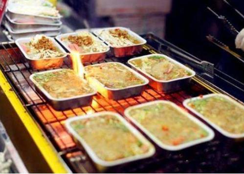 小伙摆摊卖1元羊肉串,摆地摊卖锡纸烤粉丝客人如何带走