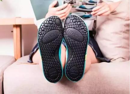 网红踩屎鞋对脚好不好,踩屎感网红鞋厚底