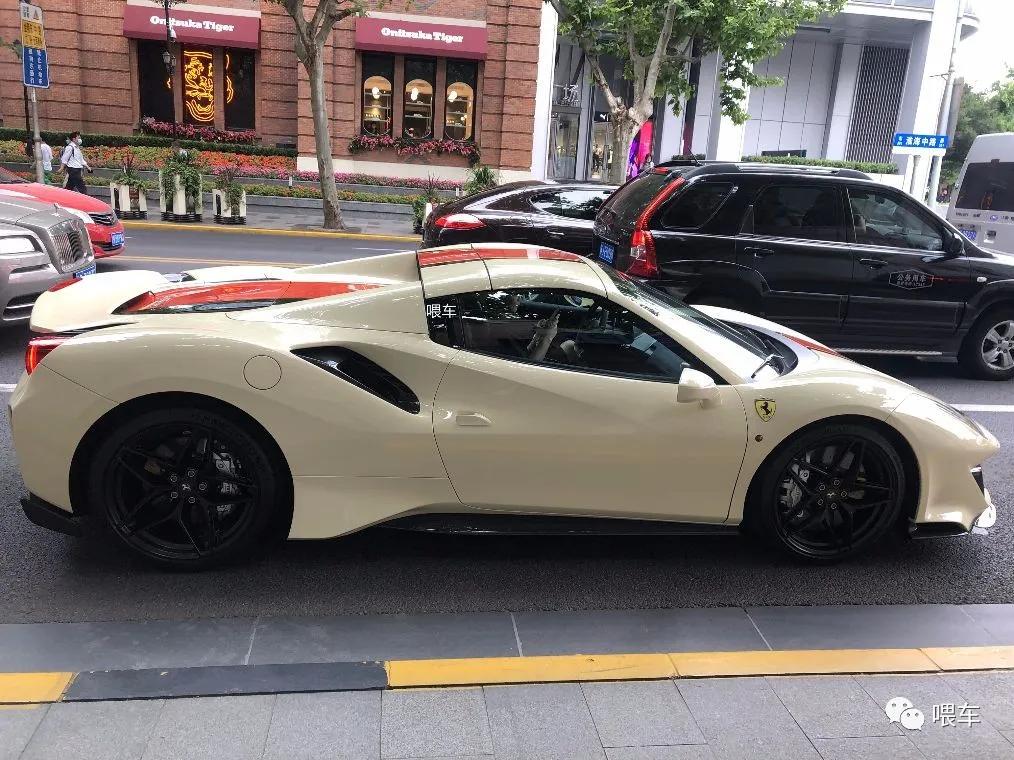 蒋鑫开法拉利上街，车牌特意选带4的，旁边的劳斯莱斯被吸引