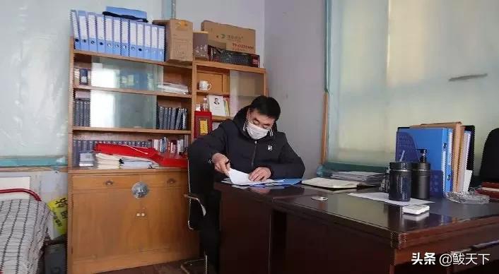「*党**旗在防疫一线飘扬」社区书记惠炳东：“妈妈对不起！*党**员必须在一线！”