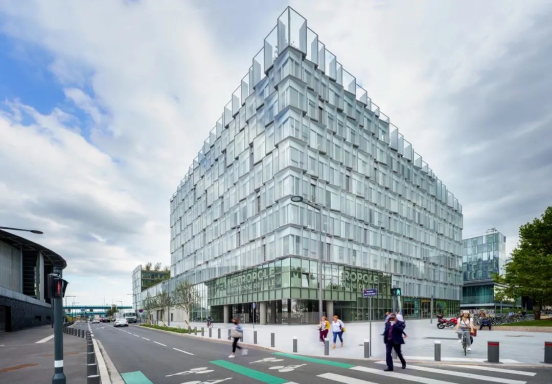 被绿植包围的大楼,被绿植围绕的空间