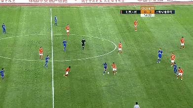 中超上演“连环脚”,申花队长被踢成“内马尔滚”