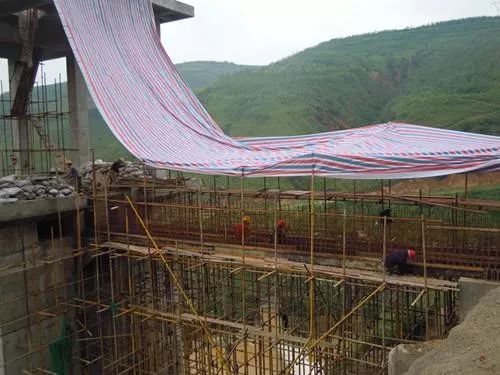 刚浇筑混凝土下雨怎么保护,浇筑混凝土时下雨怎么处理