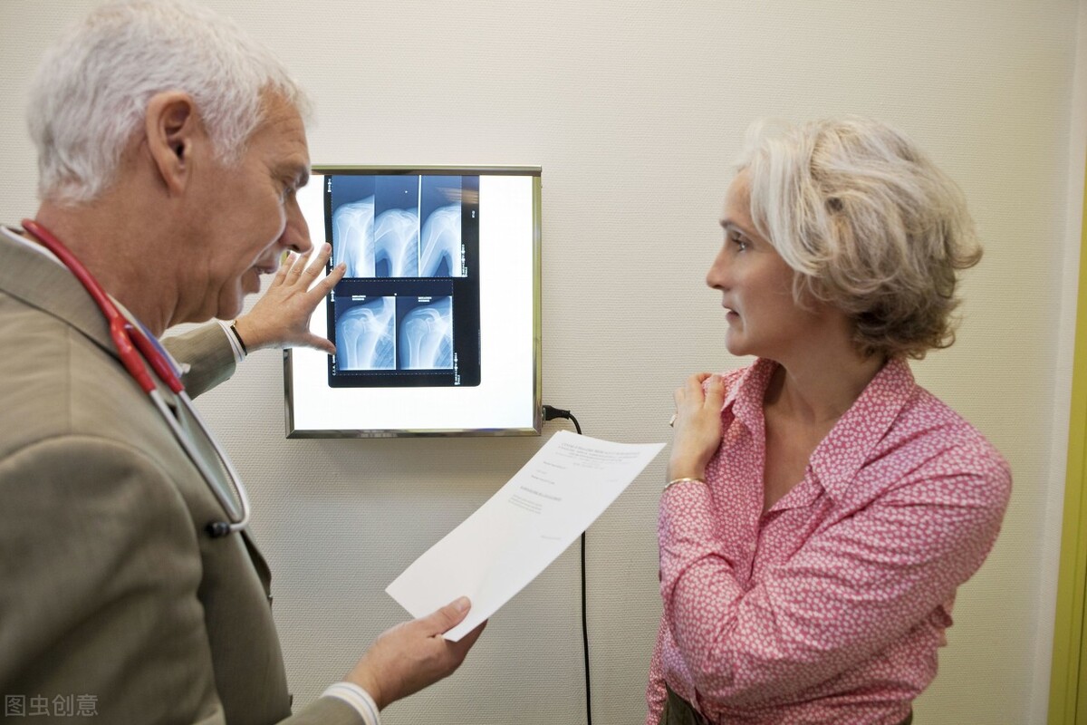 脖子上锁骨处肿了一个大包,脖子肿了半圈怎么回事