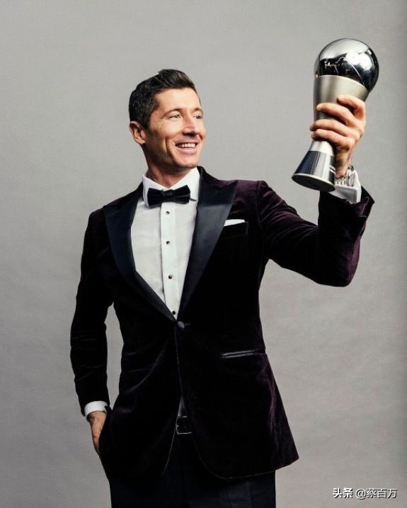 男士斗富耍帅靠手腕，波兰前锋爱表疫情照升价，一年涨价3万