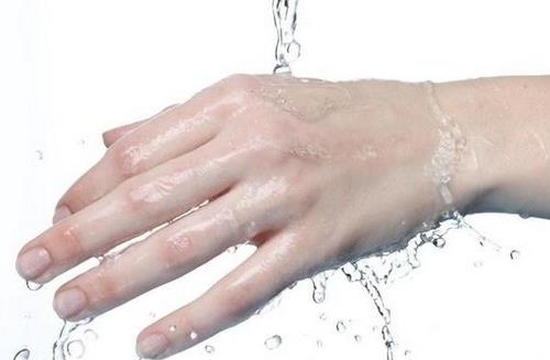 小面积皮肤烧伤烫伤的处理办法,皮肤起泡就像烫伤一样咋处理