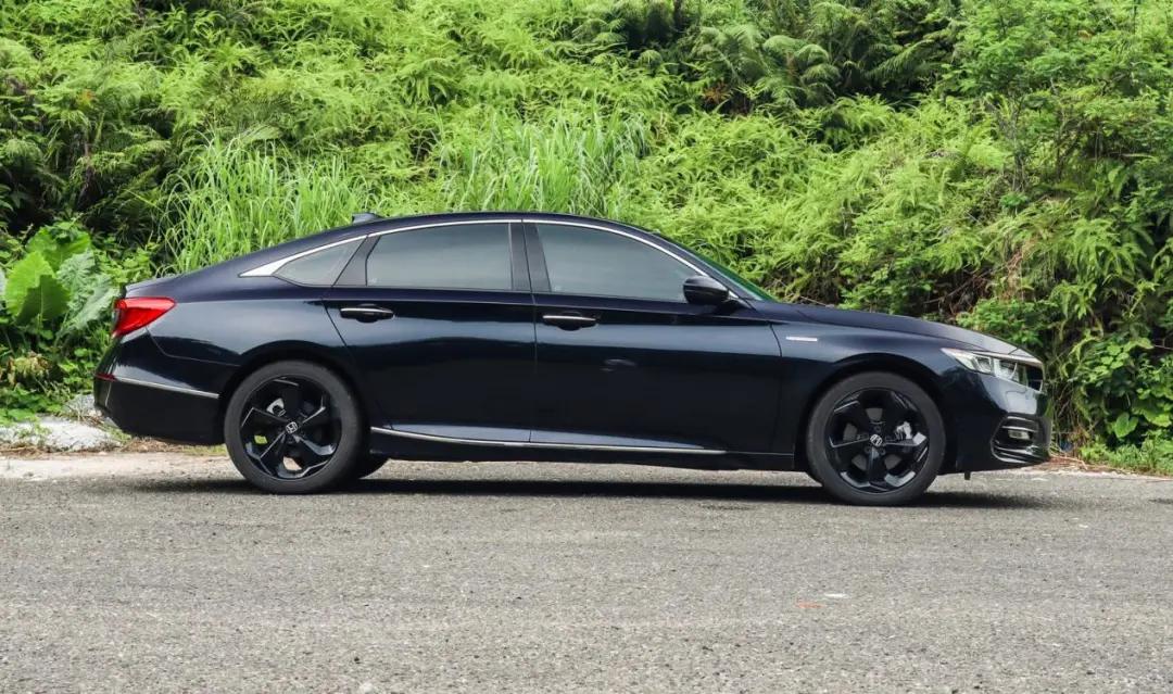 车长超4米9，3毛一公里香到爆，最火合资B级车出新款，开过都说好