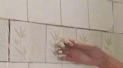 防水涂料做好泡水后会起皮脱落,防水涂料在瓷砖上如何处理