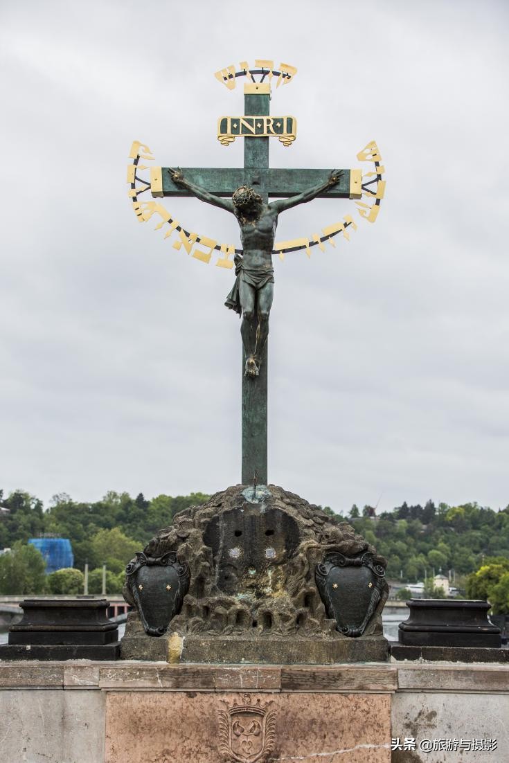 查理大桥雕塑作品介绍 (查理大桥的雕塑)