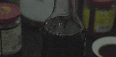 酱油长白毛是坏了还是发酵,酱油长蛆是正常的吗