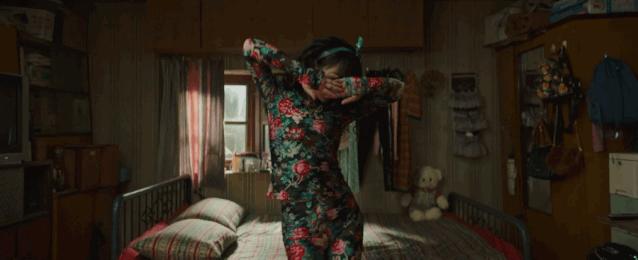 一个低胸性感女王，私底下想活得更严肃和朴素