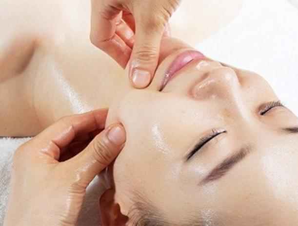 产妇脸上干燥起皮有红点怎么办,生完孩子脸上有褐斑怎么消除