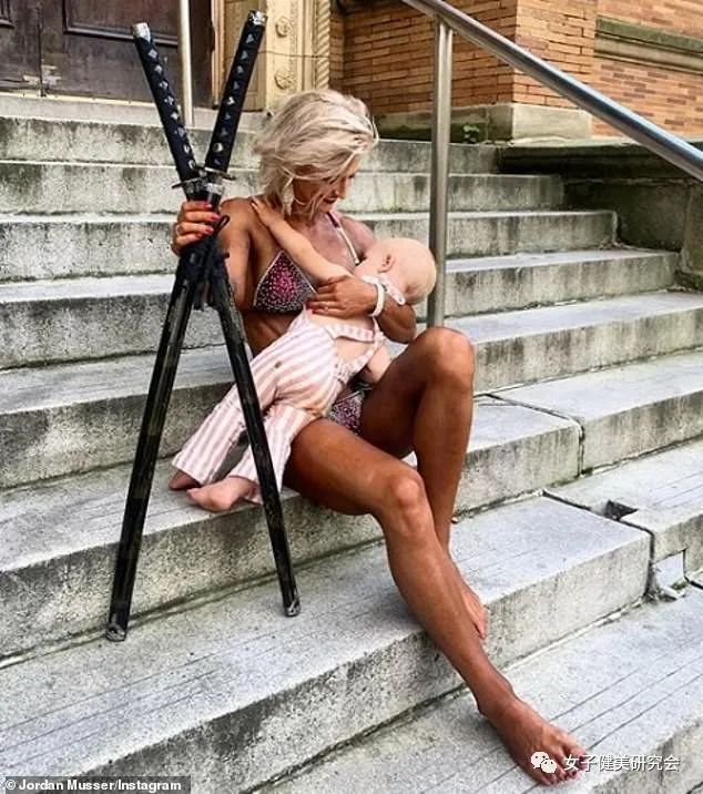 当人们看到健美小姐发出哺乳照，他们吓坏了（上）