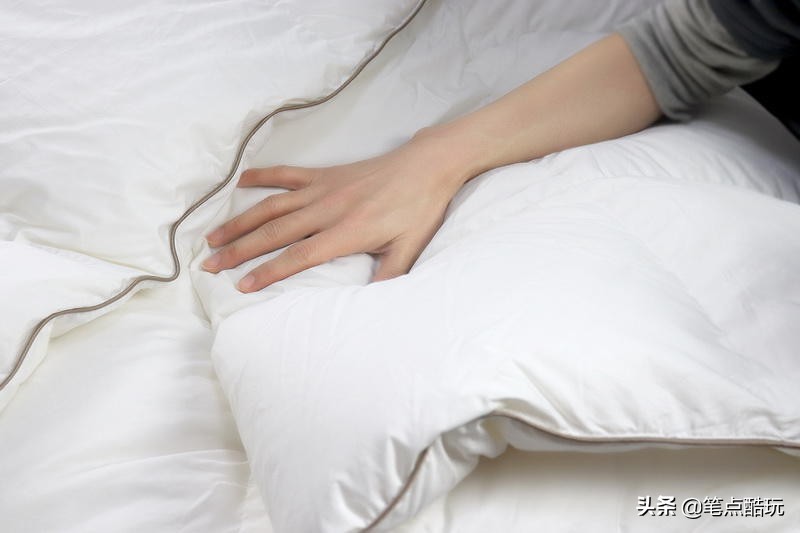 冬天里的轻薄暖被窝:网易严选95%白鹅绒冬被,保暖不闷睡得香