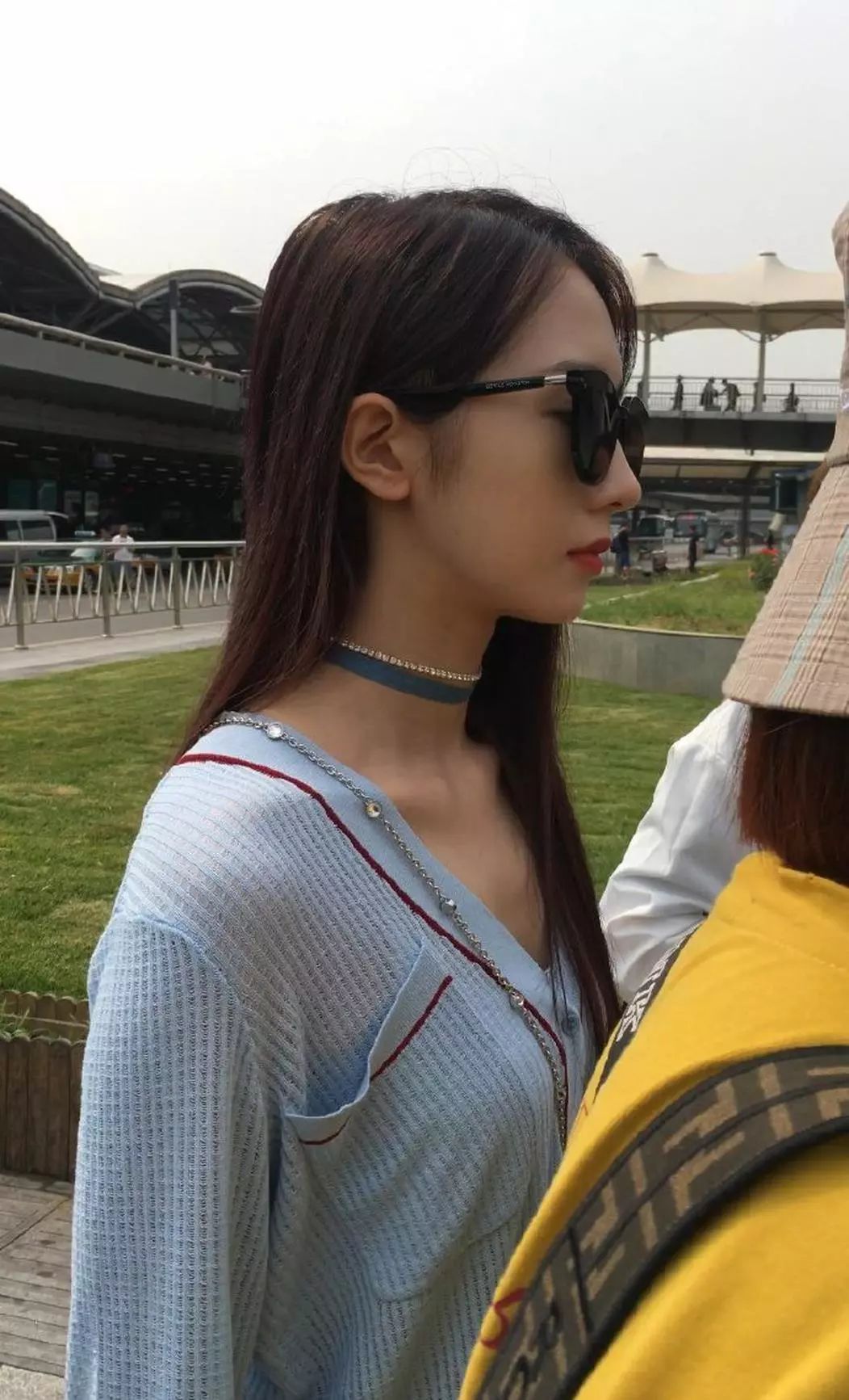 孟美岐黑色短裙,孟美岐紫色露脐衫