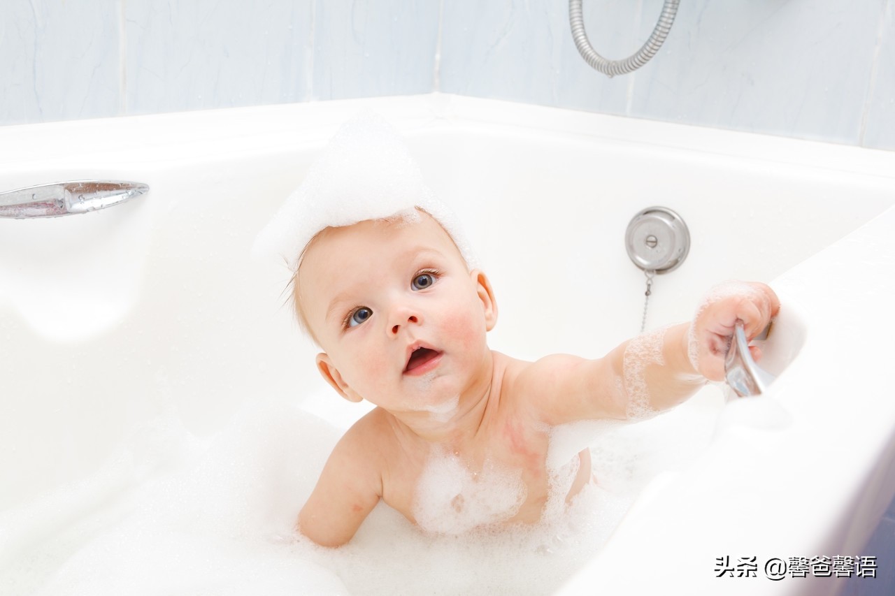 婴儿夏季洗澡室内温度多少,宝宝夏季洗澡加什么