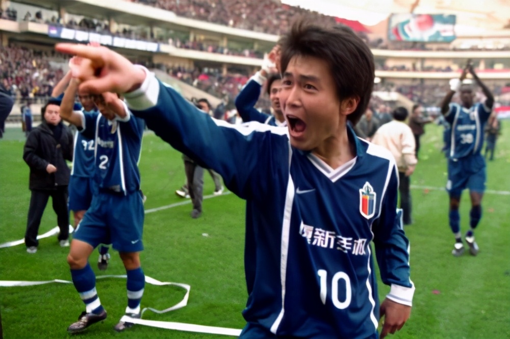 上海上港与上海申花球迷打架后续,赛后上港与申花队员握手