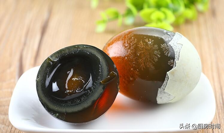 皮蛋到底是黑的好还是黄的好,皮蛋颜色是黄的是什么原因