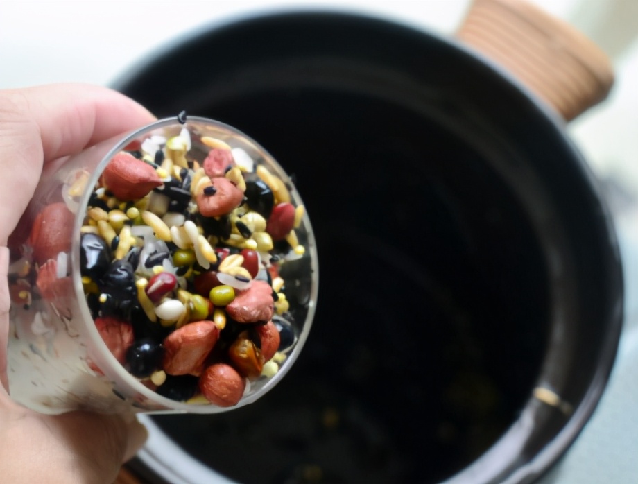 坚持吃五谷粥祛湿养胃,清除湿热的五谷杂粮粥